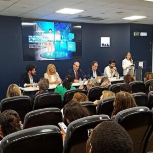 Ricardo de Sá Instagram - Decorreu ontem, dia 7 de maio, a apresentação pública da campanha de publicidade aos ingressos da Universidade Autónoma de Lisboa.  O evento, realizado no auditório principal da Universidade, contou com as intervenções de Manuel Serejo, responsável de comunicação e de marketing do Grupo Autónoma, de João Monsanto, Presidente da agência criativa Laranja Mecânica e de André Miranda, responsável da produtora Corner Studio, que contruiu e idealizou os cenários do filme publicitário. 

Na sessão marcaram presença os atores e personagens da campanha Oceana Basílio e Ricardo Sá, para além de um conjunto de caras conhecidas do grande ecrã.

Com o título “FUTURO  BRILHANTE” a nova campanha, para além de promover as condições de acesso à oferta formativa de licenciaturas, ao próximo ano letivo, surpreendeu tudo e todos com a criação pioneira da Praça do Marquês no ano de 2224!

O futuro vive agora de mãos dadas com o presente num lugar de excelência. 

AUTONOMA. PRIVADA POR EXCELÊNCIA.