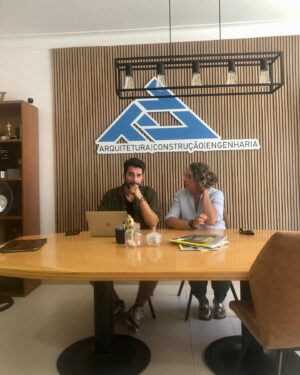 Ricardo de Sá Instagram - Hoje foi um dia produtivo no escritório da @tnv_arquitetura ! Tive uma reunião incrível com a minha mãe, arquitectos e engenheiros. 
Em breve, partilho o resultado final dos nossos projetos. Reconstruir casas é transformar sonhos em realidade. Investir no ramo imobiliário é garantir um futuro sólido, valorizar patrimónios e revitalizar espaços para novas gerações. 📐👷🏻‍♂️🏗️

#investimentoimobiliario #arquitetura #engenharia #construção #TNV #investment #realestate
