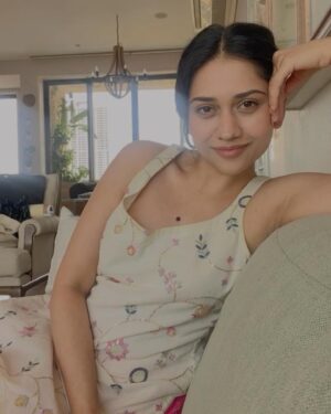 Richa Joshi Instagram - Tumhe kaisi lagti hu ? 😌🤍 

#explorepage #explore #indianwear #richajoshi #fyp #pinterestaesthetic #desi #desilook #indian #worklife #artsy #pictureoftheday #lifestyle