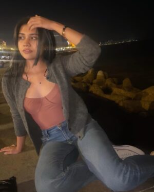 Richa Joshi Instagram - Symphony of lights 🌃🩷 

.
#richajoshi #city #latenights #drives #moodboardaesthetic #aesthetics #pinterestinspo #marinedrive #mumbai #explore #explorepage #fyp #lovinglife #photooftheday #blowoutstyles