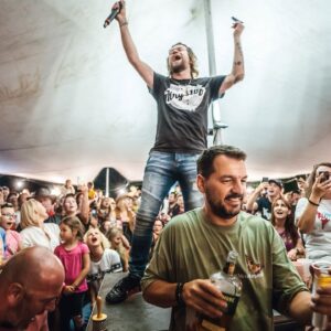 Richard Krajčo Instagram - Bylo toho tolik a zase to bylo tak krásné. Miluju Kempy. Jestli se nám s @krystof_instagram a @honza.lippert a @zlproduction něco fakt povedlo, tak to bylo založení tohohle festiválku. Desetiletá nekompromisní jízda, odevzdání se vám fanouškům, euforie a taky inspirace pro mnoho dalších. V pátek jsme odšpuntovali jednu z posledních pěti lahví a tahle “Strážnická” teda chutnala zase náramně. Tak zase za týden ❤️