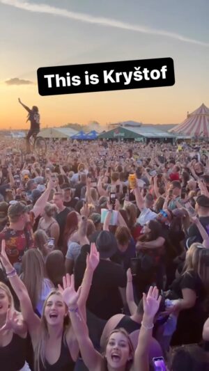Richard Krajčo Instagram - Tak takhle vypadá koncert z našeho pohledu ❤️ tohle milujeme 🙏 ta energie, vaše zpívání, skákání … EUFORIE 🔥 díky díky díky a vidíme se na FM festu a Kempech a taky po dlouhé době na Slovensku - v Holiči 😉