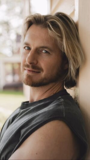 Rick Cosnett Instagram - Ah Georgia. Lightening bugs at twilight, absolutely incredible Vampire Diaries fans, laughs at Waffle House, pics on the porch and getting the good news about season 2 of Palm Royale. Thanks for a weekend I won’t forget @mstinthecov Photo by Ivy Janelle @ivyjaniellevideography