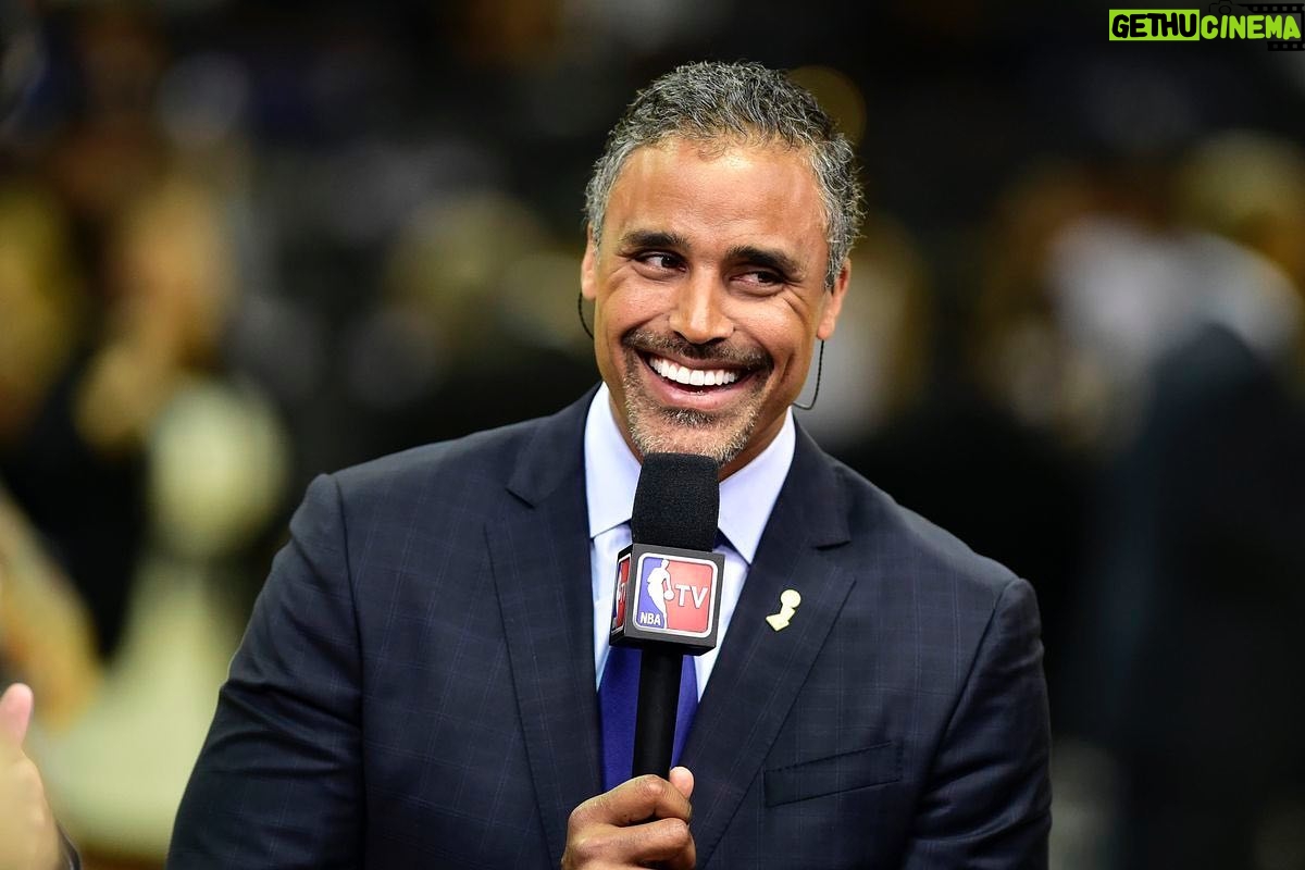 Rick Fox - 2.1K Likes - throwback to my days on @nbatv 🏀 🏀
On a separate note, should I start a TikTok account?