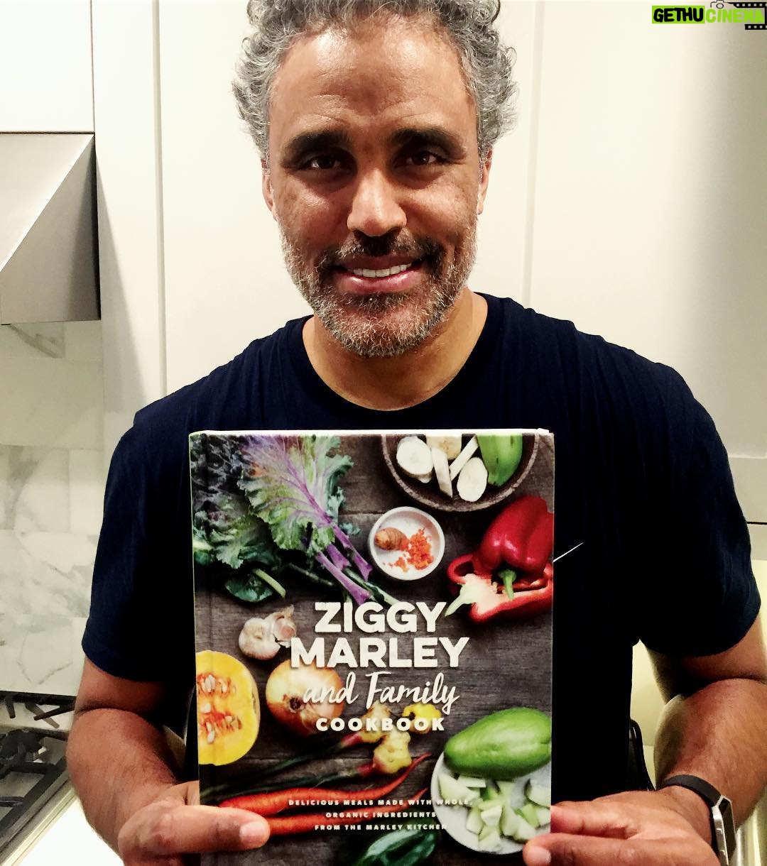 Rick Fox - 1.4K Likes - Thank you #ZiggyMarley #TheMarleyFamily my kids are getting #ManCakes tomorrow morning ! #HappyHolidays #MarleyInMyKitchen