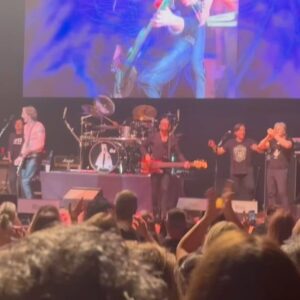 Rick Springfield Instagram - Jessie’s Girl from the final night of the summer tour with the Hooters joining in! 🎥Video footage provided by Jen Schiffbauer.
@hootersmusic @daviduosikkinen @ericbazilian #robhyman #tommywilliams