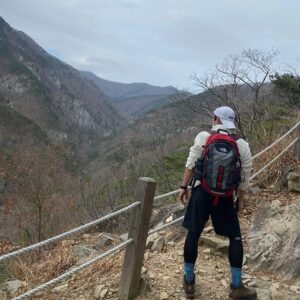 Ricky Instagram - 등산화 필수..