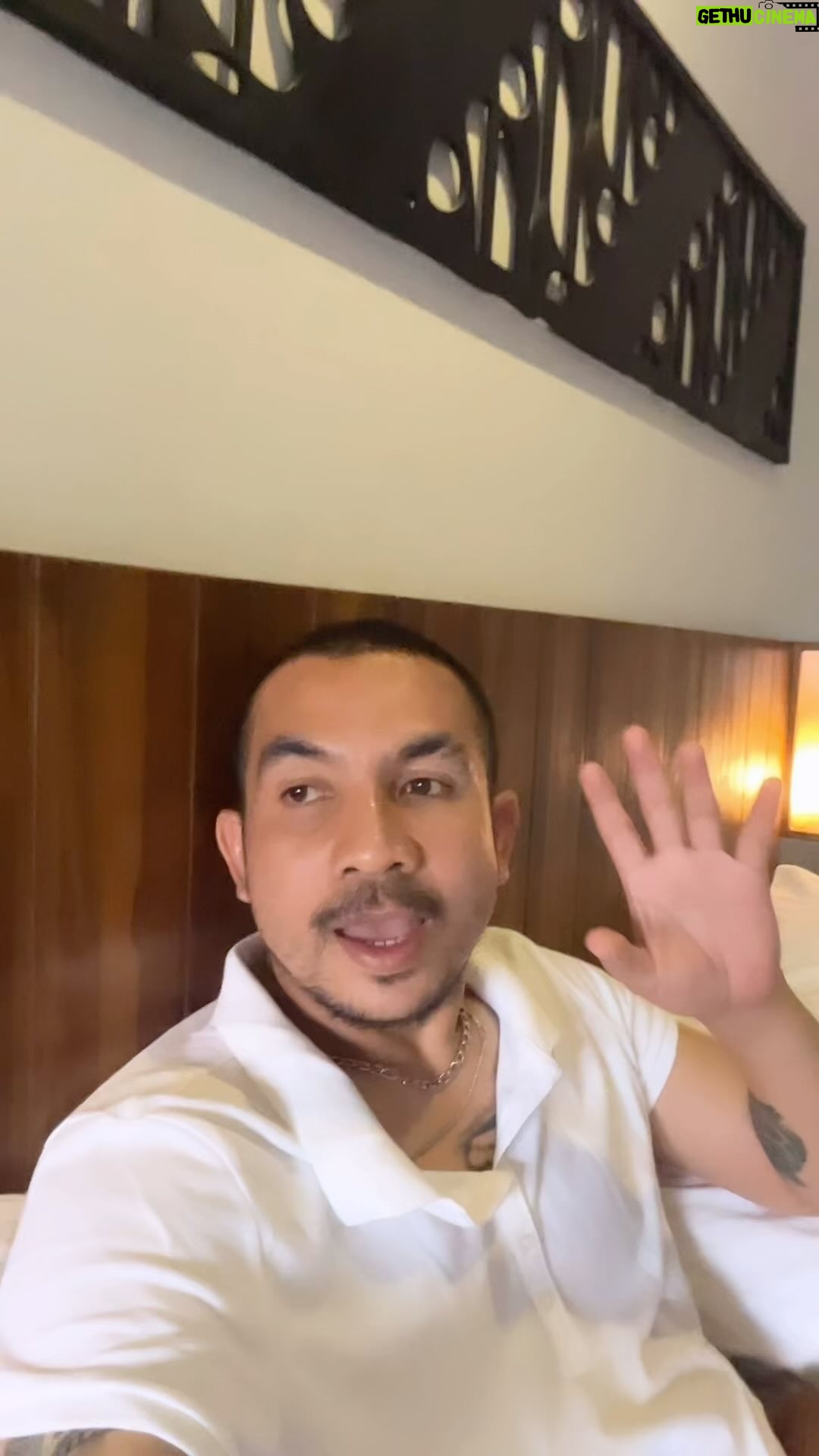 Ricky Komo - 1.7K Likes - Ada yang sama dgn gw ngk.. klo mudik nginep dulu di kota yang di singgahi biar ngk capek bangat..!!