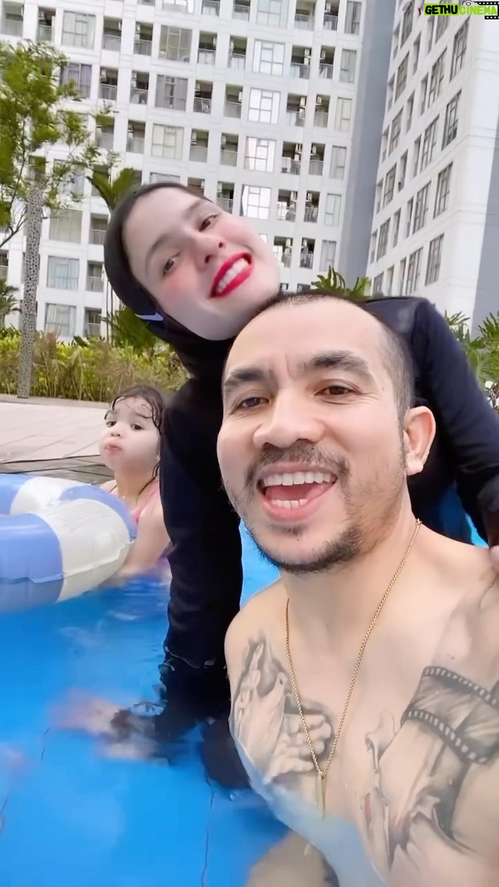 Ricky Komo - 1.5K Likes - Mereka ini sering jadi korban dari muka gw yg miring2 kalo sampai rumah, pikiran yang terbang kemana mana padahal lagi sama mereka, karna salah satu tugas berat seorang suami atau bapak itu adalah pada saat dia mampu ninggalin segala urusan kerjaan dan masalah kerjaan di pintu masuk rumah, dan soon sebentar lagi padre bisa ya.. maafin padre ya madre sayaank dan Summer I love you ❤️