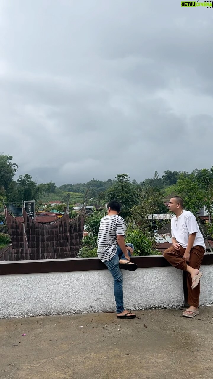 Ricky Komo - 1.5K Likes - Perjalanan mudik Lebaran bukan hanya tentang menempuh jarak, tetapi juga tentang mengantarkan sinar maaf yang wujudkan harapan di dalam hati gue. Di perjalanan ini juga gue sempatkan sejenak singgah di Posko Mudik Suryanation, di mana gue bisa merenung dan memperkuat tekad untuk memaafkan di tengah perjalanan #JalanMenujuMaaf. Yuk bersama-sama menjadikan setiap kilometer perjalanan sebagai langkah menuju kedamaian dan keselarasan. Selamat menempuh perjalanan, semoga setiap detik membawa kita lebih dekat pada arti kata 'Maaf' yang tulus.
Thanks @Suryanation_Motorland telah menemani lebaran gue, membantu memberikan sinar maaf tuk mewujudkan harapan gue sebagai anak rantau.