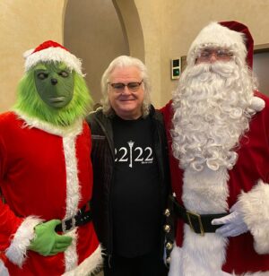 Ricky Skaggs Instagram - Santa wanted a picture with ‘Country Boy’ Ricky Skaggs, then the Grinch showed up, too! 🎄🎅🏻🎄
.
.
.
.
#christmas #santaclaus #thegrinch #rickyskaggs #merrychristmas #santa #grinch #countryboy
