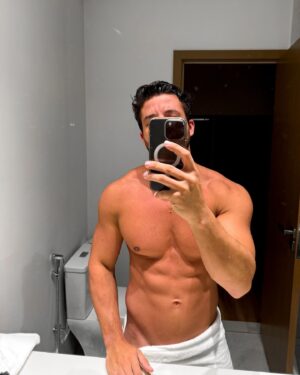 Ricky Tavares Instagram - 👊🏽💥