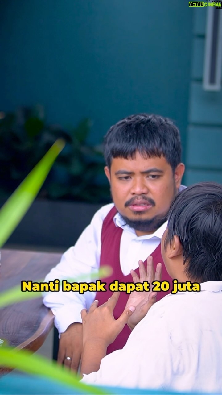 Rigen Rakelna - 12.6K Likes - Hidup lagi capek-capeknya malah kena prank gembel!!
Untung gue tetep enjoy soalnya ada @pucukharumid 🤪
#SegerinDiManaAja #KesegaranUntukSemua #DitemeninTehPucukHarum