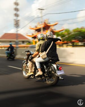 Rigen Rakelna Instagram - Kemarin sunmori di Bali bareng sama istri pake unit Royal Enfield Classic 350 dari @nusantararoyalenfield.bali. Seru banget yaa ternyata sunmori di Bali, kapan kapan harus diagendakan jalan ke Kintamani deh. Ketemu sama temen temen anak Sency malah di Bali, di Jakartanya mah boro boro wkwk. Terima kasih ya @indhningtys udah mau temenin sunmori di Bali.

📸 @chindorider