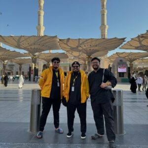 Rigen Rakelna Instagram - Ngelawak ngelawak ngelawak becanda becanda ehh ke madinah hehhhehe, Saya yakin bukan tanpa sebab allah pertemukan kita bertiga. Saya yakin akan banyak kebaikan kebaikan nantinya yang allah siapkan, aamiin. main bareng, kerja bareng, bikin kantor bareng, semoga membawa keberkahan apapun itu kejutan dari allah nanti nya . Bismillah Semoga istiqomah yaa kita @hifdzikhoir @rigensih saling mengingatkan dan libatkan allah dalam apapun #Tsahh