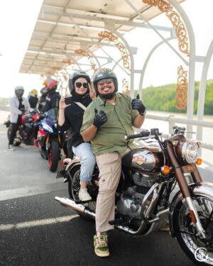 Rigen Rakelna Instagram - Kemarin sunmori di Bali bareng sama istri pake unit Royal Enfield Classic 350 dari @nusantararoyalenfield.bali. Seru banget yaa ternyata sunmori di Bali, kapan kapan harus diagendakan jalan ke Kintamani deh. Ketemu sama temen temen anak Sency malah di Bali, di Jakartanya mah boro boro wkwk. Terima kasih ya @indhningtys udah mau temenin sunmori di Bali.

📸 @chindorider