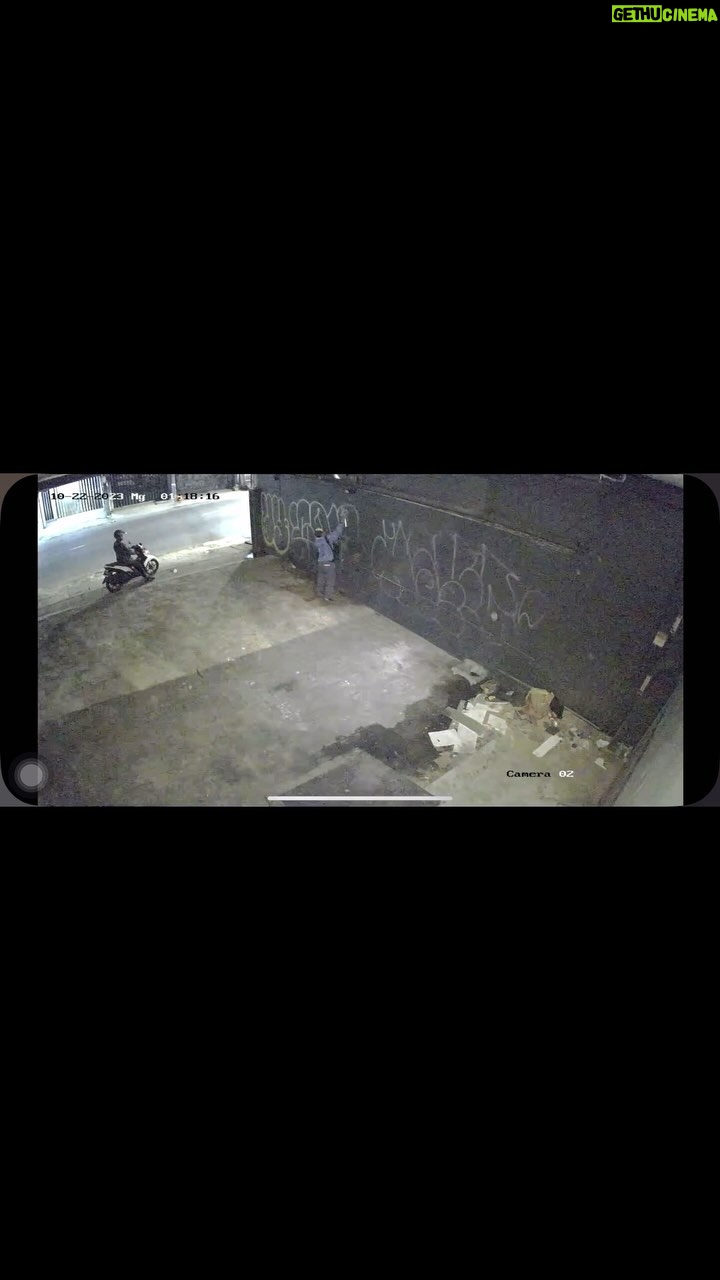 Rigen Rakelna - 41.9K Likes - Ini kejadian di tempat usaha baru saya @pancagarage_bintaro di Jalan Kesehatan Raya. Kejadiannya sekitar tanggal 22/10/2023 jam 01.16 wib. Tempatnya masih di renovasi, dan tembok didepan ini baru banget di cat udah ada yang nambahin aja tulisannya.
Buat temen temen yang melakukannya, itu tulisannya apa? Kenapa ga izin aja dulu? InsyaAllah saya nanti akan berikan tempat buat coret coret ditembok tersebut. Bahkan InsyaAllah ada feenya. Daripada tulisannya jadi jelek karna buru buru, terus rugi juga beli sendiri piloknya kan. 😁