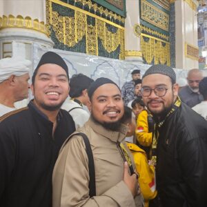 Rigen Rakelna Instagram - Ngelawak ngelawak ngelawak becanda becanda ehh ke madinah hehhhehe, Saya yakin bukan tanpa sebab allah pertemukan kita bertiga. Saya yakin akan banyak kebaikan kebaikan nantinya yang allah siapkan, aamiin. main bareng, kerja bareng, bikin kantor bareng, semoga membawa keberkahan apapun itu kejutan dari allah nanti nya . Bismillah Semoga istiqomah yaa kita @hifdzikhoir @rigensih saling mengingatkan dan libatkan allah dalam apapun #Tsahh