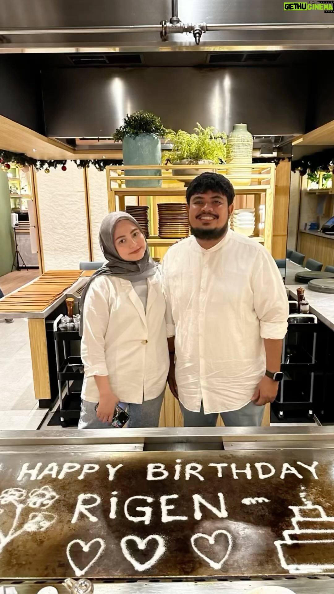 Rigen Rakelna - 36.7K Likes - Alhamdulillah udah sampe diusia 32 tahun. Terima kasih ya Allah atas segala rezeki yang diberikan kepada hamba dan keluarga. Semoga diusia yang ke 32 hamba bisa menjadi lebih baik lagi.
Terima kasih untuk istri, anak dan keluarga yang udah menemani sampe saat ini. Tanpa kalian, mungkin baba ga bisa sejauh ini diusia segini. Maaf ya kalo selama ini Baba masih banyak kurangnya, Baba masih terus belajar untuk lebih baik lagi dan lagi. Oiyaaa, kado minda bagus banget. Suka deh baba 😋
Terima kasih buat semua support dari temen temen dan senior senior yang ada disekitar saya. Saya senang berada dilingkungan saat ini. Punya teman teman dan senior senior yang seru. Kalo saat ini atau nantinya saya punya salah, saya mohon untuk ditegur dari teman teman dan senior senior.
MasyaAllah, ulang tahun ke 32 banyak doa dari teman teman yang ga bisa dibales satu satu. Tapi divideo ini ada beberapa video dari idola idola saya yang mengirimkan video ucapan, ini jujur kaget banget tiba tiba dapet kiriman kaya gini.
Perayaan ulang tahunnya sunmori, nongkrong dan makan sama istri. Ini udah lebih dari cukup. Alhamdulillah.
Hai 19november, sampai ketemu tahun depan ya dengan Rigen yang lebih baik lagi. 💪🏽