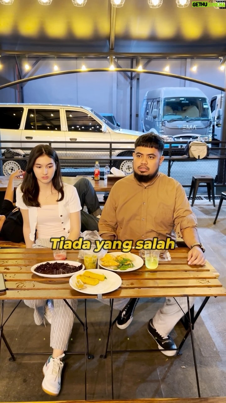Rigen Rakelna - 27.7K Likes - Buka secukupnya aja, jangan sampe kenyang bego begini.
Footage mesjid: @ant_tiflen