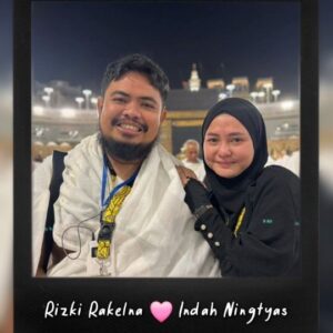 Rigen Rakelna Instagram - Terima Kasih atas doa teman-teman semua✨️

Tidak terasa kurang lebih 10 hari perjalanan, rasanya begitu cepat, aku mengira rindu itu hilang setelah pertemuan, ternyata setelah berpisah (dengan Baitullah) aku semakin rindu.

Semoga menjadi umroh yang mabrur & makbul, Aamiin Allahumma Aamiin

@rigensih 🩷 @indhningtys
Dari tempat terbaik semoga Allah jadikan bulan madu kali ini jadi bulan madu terbaik Insya Allah.

Kita doakan teman-teman semua yang menyaksikan video ini semoga Allah segerakan juga untuk mengunjungi Baitullah, Insya Allah Semua Bisa Umroh

Follow @bisaumroh.official @insyaallahsemuabisaumroh 
untuk update program-program terbaik kami✨️

#bisaumroh #semuabisaumroh #umrohamanah #fypjalurlangit #umrohsimply #umrohterbaik #umrohseru #umrohyuk #makkah #madinah #rindubaitullah