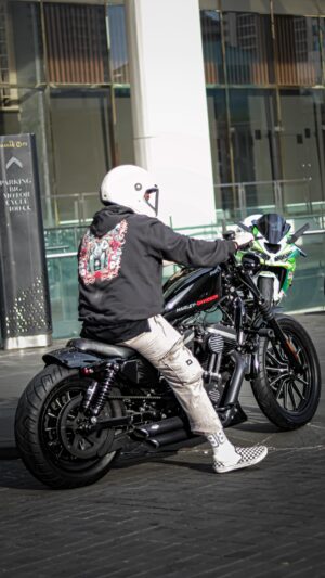 Rigen Rakelna Instagram - Sunmori kemarin temanya keluarga, jalan keliling Jakarta sama bokap dan juga adek gue. InsyaAllah ada wacana mau coba jalur Lombok - Bima naik motor. Doain deh, semoga kejadian. 

👔 @babagen.id 
📽️ @nastro_photo