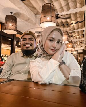 Rigen Rakelna Instagram - Selamat ulang tahun ke 27 istriku dan ibu dari anak anakku. Aku bangga sama kamu, diusia ke 27 kamu bisa menjadi ibu yang hebat dan istri yang luar biasa. Terima kasih sudah mau belajar untuk menjadi istri dan ibu yang baik diusia yang sangat muda ini, terima kasih sudah merelakan masa muda kamu juga. Semoga kamu selalu diberikan kekuatan untuk menghadapi semua masalah yang datang dan pergi diusia kamu sekarang. Semoga kesehatan dan keceriaan selalu menyelimuti kamu ya sayang. Aku akan nemenin sisa usia kamu, aku akan selalu berusaha buat kamu bahagia. Maafin aku ya kalo selama kamu sama aku, kamu tidak bahagia atau aku selalu ada kurangnya. I wanna give you some good, some love @indhningtys ❤️