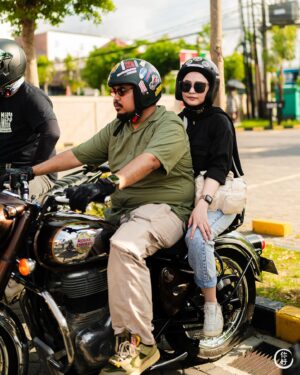 Rigen Rakelna Instagram - Kemarin sunmori di Bali bareng sama istri pake unit Royal Enfield Classic 350 dari @nusantararoyalenfield.bali. Seru banget yaa ternyata sunmori di Bali, kapan kapan harus diagendakan jalan ke Kintamani deh. Ketemu sama temen temen anak Sency malah di Bali, di Jakartanya mah boro boro wkwk. Terima kasih ya @indhningtys udah mau temenin sunmori di Bali.

📸 @chindorider