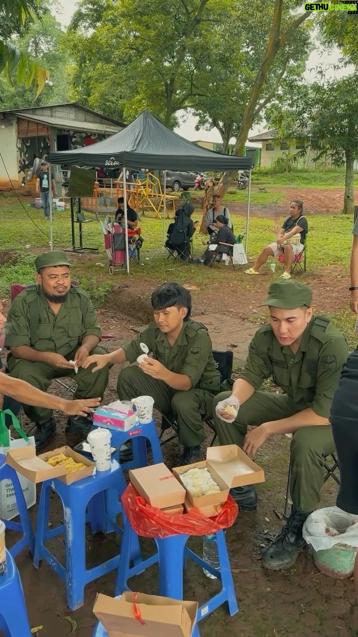 Rigen Rakelna - 35.2K Likes - Alhamdulillah setelah 2 bulan selesai juga kami membuat sebuah karya film berjudul Kang Mak. Seru banget shooting bertemu kembali dengan @falconpictures_ dan lawan main yang seru dan gokil pade @indrowarkop_asli bang @vinogbastian__ bang @t_orasudi_ro dan dek @indrajegel. Serunya film tuh selalu belajar, ga pernah abis abis buat belajar. Karakter baru, situasi baru, adegan baru buat kita harus upgrade. Semoga ini menjadi karya yang disukai sama temen temen semua. Sampai jumpa nanti di bioskop ya.
Terima kasih buat pak @herwinnovianto menjadi sutradara yang sangat kooperatif dan asik. Sampai ketemu di next projek yaa pak!
Terima kasih juga untuk semua crew yang bertugas. Semangatnya luar biasa untuk film ini. Maaf kalo selama shooting saya ada salah salah kata dan perbuatan, kalo kata bang Tora kayanya kalian aja yang salah denger. 😂