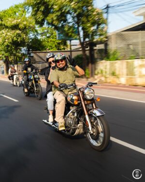 Rigen Rakelna Instagram - Kemarin sunmori di Bali bareng sama istri pake unit Royal Enfield Classic 350 dari @nusantararoyalenfield.bali. Seru banget yaa ternyata sunmori di Bali, kapan kapan harus diagendakan jalan ke Kintamani deh. Ketemu sama temen temen anak Sency malah di Bali, di Jakartanya mah boro boro wkwk. Terima kasih ya @indhningtys udah mau temenin sunmori di Bali.

📸 @chindorider