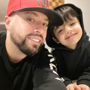 Rigeo Instagram - Feliz día a todos los padres del mundo, a los que aman a sus hijos a los que están día a día con ellos .. gracias a mis pollos por hacerme feliz mi corazón.. y estamos pasando por cosas duras mis amores, mi corazón se me rompe todos los días