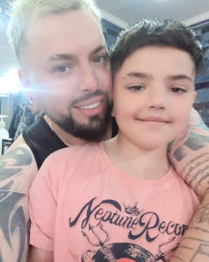 Rigeo Instagram - feliz cumpleaños a mi guagua hermoso @alonso_master mi hijo el que me enseña todos los días algo nuevo. el que me dibuja el mundo a su modo. el que muchas veces me dice lo que piensa y me deja congelado con tus palabras y tu forma de pensar.  eres inteligente independiente increíble amigo y gran gran conversador, contigo mis días y noches pierden la rutina. creciste mi amor y hoy cumples 10 años.. solo te pido perdón por hoy no estar mi trabajo es así me toco estar lejos pero tu sabes bien que mi corazón está a la hora contigo en cualquier momento y lugar que sea .  te amo 🐥