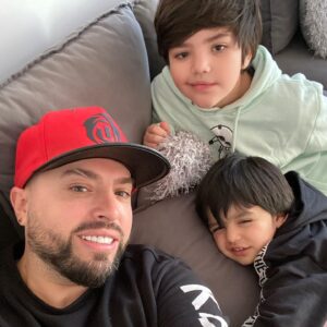 Rigeo Instagram - Feliz día a todos los padres del mundo, a los que aman a sus hijos a los que están día a día con ellos .. gracias a mis pollos por hacerme feliz mi corazón.. y estamos pasando por cosas duras mis amores, mi corazón se me rompe todos los días