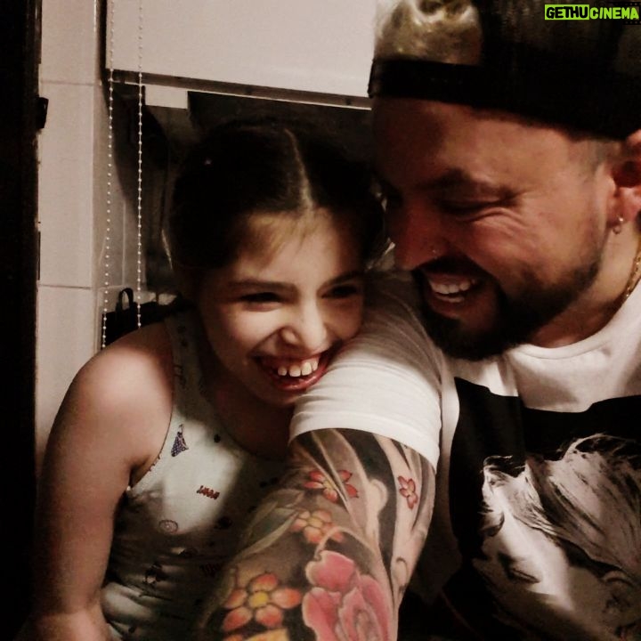 Rigeo - 16.3K Likes - mi hija ya cumplirá este año 13 años.. nunca me a dicho cantame papá y tampoco alguna otra palabra.. le canto por que es la única forma de que mi alma se conecte con la de ella.. mi Reny mi Ángel.
pd: es una de mis canciones favoritas y de mis artistas preferidos cantautora bella Mercedes s.