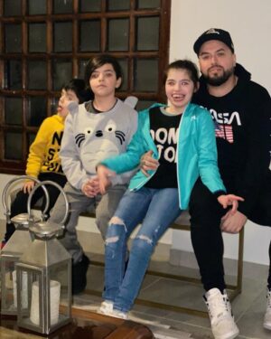 Rigeo Instagram - Una de las labores más difícil del mundo . Es ser padre o madre, no sé si lo hago Perfecto, tampoco sé si soy el ejemplo vivo de un buen ser humano. Por qué aveces me canso y otras siento pena o me frustro cuando algo no me sale bien. Pero hoy quiero agradecer a Dios. Por darme a mis 3 hijos, los cuales son mi motor para seguir día a día… les juro que trabajaré sin descansar por ustedes y si la vida me toca darla pues la doy sin pensar por cualquiera de ustedes 3 .. 😍🥰😘
