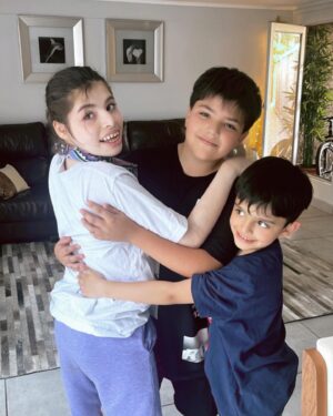 Rigeo Instagram - 22 de enero cumple años mi alonso. Hijo son tantas cosas que pasamos juntos, tantos momentos se cada detalle tuyo se cada movimiento que haces. Alegrias penitas del corazón. Tenemos un millón de Risas en nuestro libro que estamos escribiendo . Te transformaste en mi compañero de vida, muchas veces a tu corta edad,  me aconsejas que hacer. Esperas paciente que trabaje me esperas, muchas veces por viajar a trabajar me pierdo momentos. Pero ahí estás cuando vuelvo, con una sonrisa y un te amo papá. Hijo sólo desearte en este cumpleaños que Dios te bendiga y te siga dando salud para poder disfrutarte hasta viejito.
te amo mi loco mi músico mi dibujante eres todo un adolescente y sé que serás un gran gran hombre @alonso__del