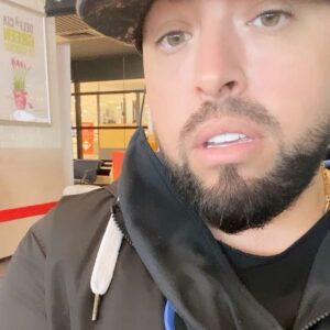 Rigeo Instagram - Cuando estás en el aeropuerto cantando un temon de @americooficial y él joven de la mesa de atrás también se lo sabe!! Es loco eso y mas encima se parece!! A morir lo que me paso!!