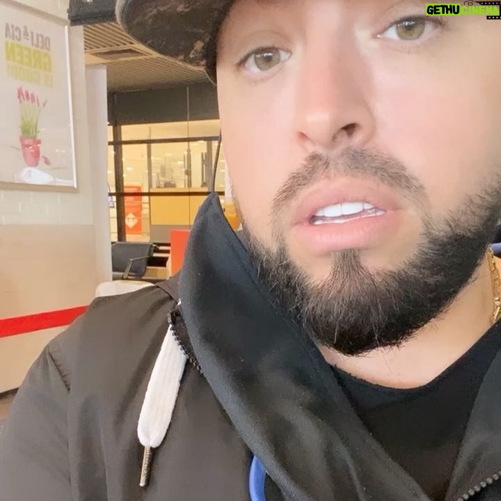 Rigeo - 2.5K Likes - Cuando estás en el aeropuerto cantando un temon de @americooficial y él joven de la mesa de atrás también se lo sabe!! Es loco eso y mas encima se parece!! A morir lo que me paso!!