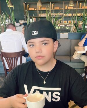Rigeo Instagram - 22 de enero cumple años mi alonso. Hijo son tantas cosas que pasamos juntos, tantos momentos se cada detalle tuyo se cada movimiento que haces. Alegrias penitas del corazón. Tenemos un millón de Risas en nuestro libro que estamos escribiendo . Te transformaste en mi compañero de vida, muchas veces a tu corta edad,  me aconsejas que hacer. Esperas paciente que trabaje me esperas, muchas veces por viajar a trabajar me pierdo momentos. Pero ahí estás cuando vuelvo, con una sonrisa y un te amo papá. Hijo sólo desearte en este cumpleaños que Dios te bendiga y te siga dando salud para poder disfrutarte hasta viejito.
te amo mi loco mi músico mi dibujante eres todo un adolescente y sé que serás un gran gran hombre @alonso__del