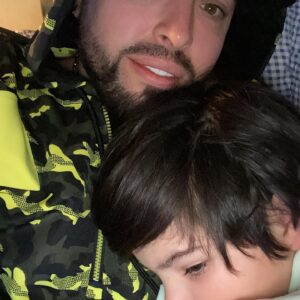 Rigeo Instagram - Feliz día a todos los padres del mundo, a los que aman a sus hijos a los que están día a día con ellos .. gracias a mis pollos por hacerme feliz mi corazón.. y estamos pasando por cosas duras mis amores, mi corazón se me rompe todos los días