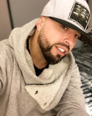 Rigeo Instagram - Acá una foto sin filtro. Mostrando mis canas mis arrugas y pecas. Estoy a meses de cumplir 40 años... y qué más da así estoy  asumido totalmente a mis canas y tomándome un café con el paso del tiempo.  Por eso hago música para mi público y apoyo en lo que pueda a las nuevas generaciones.. y Respeto profundamente a todos los músicos chilenos y no olviden que algún día si es que siguen todos serán vieja escuela .. Respeto