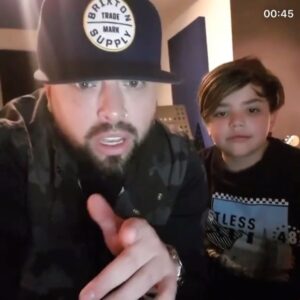 Rigeo Instagram - Escribiendo unas letras junto a mi hijo Alonso  te amo pollo 🐤
