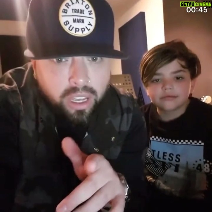 Rigeo - 1.1K Likes - Escribiendo unas letras junto a mi hijo Alonso te amo pollo 🐤