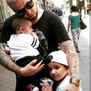 Rigeo Instagram - Este domingo es el Día del padre!  Muchos sentimientos encontrados, yo jamás tuve uno, jamás sentí una voz profunda que me enseñara.. soy mi propio ejemplo de un hombre de verdad.. como dice @nacho.augenuino las pocas veces que vi a mi papá, fueron contadas con una mano.. me hiciste falta Rodrigo me hiciste falta, por qué aún no se bien muchas cosas. Te cuento que e fracasado en varias etapas de mi vida. Quizás No sabias que escribía canciones y que e echo bailar a a miles . Tienes 3 nietos los cuales viven conmigo la mitad de cada mes, me hubiera encantando conocerte como abuelo por último. Pero la vida es caprichosa y te fuiste de este mundo sin conocer a ninguno de tus nietos .. a mis 40 años me doy cuenta que si me hiciste mucha falta.. (me criaron solo mujeres)  quizás es por eso que soy más sensible a muchas cosas las cuales la mayoría de los hombres pasan por alto.. vi a mi mamá y a mis abuelas en todos los días del padre en mi colegio y jamás apareciste .. pero entiendo que el amor no se obliga jamás!! Y también que te perdiste  un hijo increíble, no te diste el tiempo de conocerme.. Dios te tenga con él y ojalá en este plano que estás te des cuenta que la palabra padre no termina cuando termina la relación de pareja!!