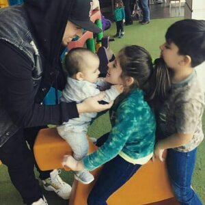 Rigeo Instagram - Este domingo es el Día del padre!  Muchos sentimientos encontrados, yo jamás tuve uno, jamás sentí una voz profunda que me enseñara.. soy mi propio ejemplo de un hombre de verdad.. como dice @nacho.augenuino las pocas veces que vi a mi papá, fueron contadas con una mano.. me hiciste falta Rodrigo me hiciste falta, por qué aún no se bien muchas cosas. Te cuento que e fracasado en varias etapas de mi vida. Quizás No sabias que escribía canciones y que e echo bailar a a miles . Tienes 3 nietos los cuales viven conmigo la mitad de cada mes, me hubiera encantando conocerte como abuelo por último. Pero la vida es caprichosa y te fuiste de este mundo sin conocer a ninguno de tus nietos .. a mis 40 años me doy cuenta que si me hiciste mucha falta.. (me criaron solo mujeres)  quizás es por eso que soy más sensible a muchas cosas las cuales la mayoría de los hombres pasan por alto.. vi a mi mamá y a mis abuelas en todos los días del padre en mi colegio y jamás apareciste .. pero entiendo que el amor no se obliga jamás!! Y también que te perdiste  un hijo increíble, no te diste el tiempo de conocerme.. Dios te tenga con él y ojalá en este plano que estás te des cuenta que la palabra padre no termina cuando termina la relación de pareja!!