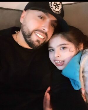 Rigeo Instagram - Al final del día es imposible entender mi sentir, cuando veo un abuso me duele, quizás no debí opinar y así no me ganaba varios insultos y amenazas! Pero ella es mi motivo por el cual me duele ver cosas así. Errores en mi pasado cientos,  estoy a kilómetros de ser un santurrón.. pero ella es mi talón de Aquiles. tengo claro que muchos no están preparados para esta conversación. Que Dios los cuide y hasta acá llega este tema para mi. ( y mi lealtad desde que hablo con Dios! Sólo es para el más débil) PD en esta fotito solo amor 💕 💕 gracias