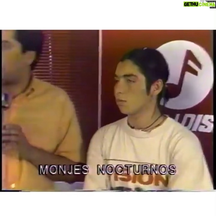 Rigeo - 1.1K Likes - Cuando corría el año 98!! Nosotros llenos de sueños y metas estábamos acá .. en feria del disco haciendo entrevistas y hablando de lo que venía .. ese fue un año súper lindo el cual conocimos casi todo el país gracias a una marca de jeans!! @piratas_papas_gourmet y @hernan.aravena se acuerdan de esto? Que lindos momentos era un niño tenia 17 años en ese momento!! Gracias a dios por la carrera de mi vida! La musica y esto es así! E visto pasar más modas que un maniquí de mall! Buenas noches. VAMOS A SACAR UN COMPAC NO OLVIDEN ESTA FRASE!! Jajajaja. @rich_billye_monjes mi hermano y el yiyo