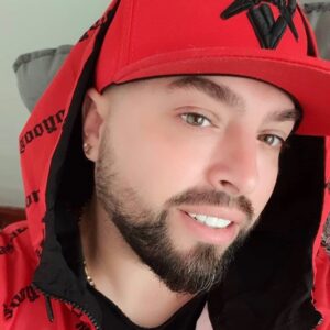 Rigeo Instagram - Estoy feliz con mi vida actual, veo con nostalgia mi carrera artística pero eso ya pasó yo mismo me alejé de la fama y del supuesto éxito que son cosas que al principio se anhelan pero al fin y al cabo no sirven de mucho, lo que sí rescato es el cariño de mi público eso es invaluable y lo más valioso de mi carrera porque significa que mi trabajo sirvió, seguiré haciendo música mientras tenga ideas pero sin apuro y sin grandes expectativas, solo con la tranquilidad que dan los años disfrutando cada detalle simple pero real, tengo a mi familia que amo, tengo vuestro cariño que es recíproco y mi amor por la entidad creadora, que más se puede pedir en esta vida, soy intensamente feliz Gracias por permitírmelo.. palabras del maestro @juanantonio.labra  las cuales me identifican plenamente mi vida y mi carrera buenas noches