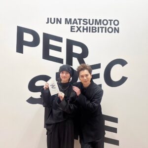 Rihito Itagaki Instagram - JUN MATSUMOTO EXHIBITION
「PERSPECTIVE-時をつなぐ眼差し-」

殿にお誘いいただき六本木ミュージアムへ馳せ参じました。

松本さんが徳川家康として生きてこられた約一年半を五感で感じることができるインスタレーション。
ネタバレになってしまうので多くは語れませんが、要所要所で思わず感嘆の声が漏れてしまう圧倒的な空間です。
そしてその軌跡の一部を、自分も共にさせていただけたという幸運に改めて沁み入る時間ともなりました。

ぜいたく…

そして素敵なグッズも沢山ありまして、板垣はロングスリーブTシャツを入手いたしました🫡

今あの瞬間を思い出しながらこの文章を書いてるのですが、また伺いたくなっている自分がいます…

改めまして、開催おめでとうございます
そしてお誘いいただきありがとうございました！

#松本潤PERSPECTIVE展
@jun.matsumoto_ieyasu