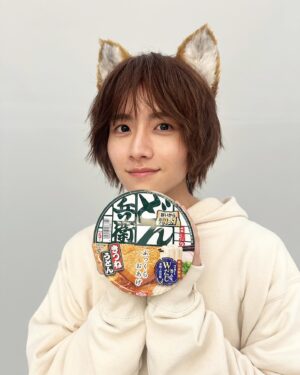 Rihito Itagaki Instagram - この度「どん兵衛」のCMに吉高由里子さんと出演させていただきます🦊

ななななんと、あの、どんぎつねになりました。
どんぎつねです（大事なことなので二回）
まさか自分がこの姿になる日が来るとは…
愛食している身としても、どんぎつねを今まで観てきた身としてもこれ以上ない喜びです。

吉高さんとは初めてご一緒させていただき、最近は平安でのお姿を拝見していることが多いので現代の装いは少し新鮮でしたが、お芝居中も空き時間もほんとうに楽しい撮影でした。

果たして吉高さん演じる女性にどん兵衛を食べてもらえる日はくるのか…

乞うご期待です🦊

#どん兵衛 
#新どんぎつね